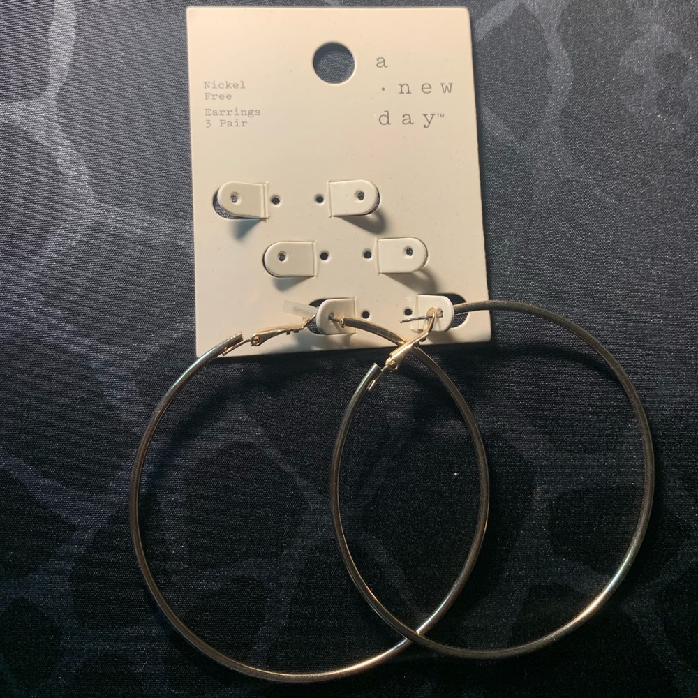 Women’s gold hoops